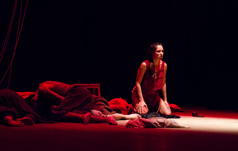 Jessica HernÃ¡ndez interpretando a Yerma en la obra "No solo Yerma", en el teatro de la Vila de Mora, en Toledo