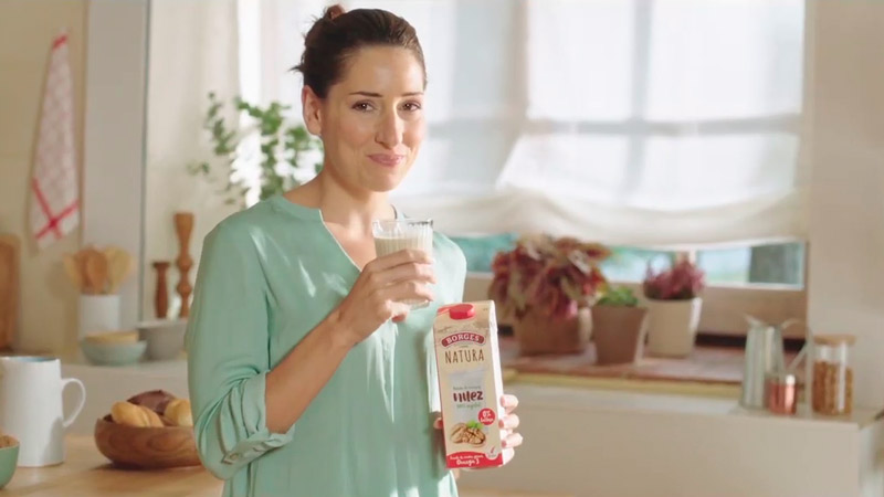 Frame del anuncio de leche de nueces Borges con Jessica Hern谩ndez